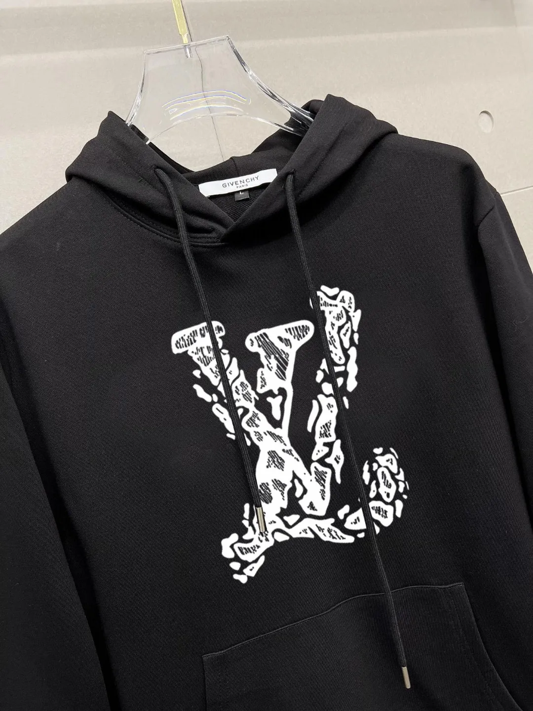 🅿️240 brand [LV Louis Vuitton] (good news for fat people) 2025ss autumn latest long-sleeved round-neck sweatshirt, on sale simultaneously on the official website. Refreshing and breathable. Made of top Tencel Roman. Comfortable and soft. 3D three-dimensional clarity. Super fashion sense. Great for gifting and keeping for yourself. Size: M-5XL (can wear up to 220 pounds)